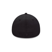 Cargar imagen en el visor de la galería, Gorra para Hombre NEW ERA CAP 3930 NEWPAT BLACK ON BLACK BLK