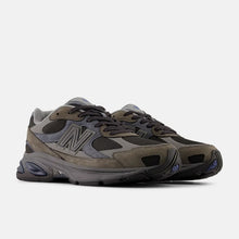 Cargar imagen en el visor de la galería, Zapatillas NEW BALANCE 2010 grises, vista en ángulo