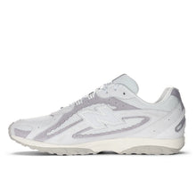 Cargar imagen en el visor de la galería, Zapatillas NEW BALANCE 204L grises, vista trasera con logo N