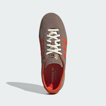 Cargar imagen en el visor de la galería, Zapatillas ADIDAS GAZELLE JQ7106 Marrón