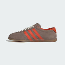 Cargar imagen en el visor de la galería, Zapatillas ADIDAS Gazelle marrones, vista puestas