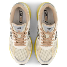 Cargar imagen en el visor de la galería, Zapatillas NEW BALANCE 2010 U2010SGR-M Beige
