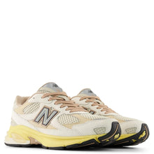 Cargar imagen en el visor de la galería, Zapatillas NEW BALANCE 2010 U2010SGR-M Beige