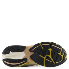 Cargar imagen en el visor de la galería, Zapatillas NEW BALANCE 2010 U2010SGR-M Beige