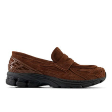 Cargar imagen en el visor de la galería, Zapatillas NEW BALANCE 1906 Loafer marrones, vista lateral