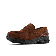 Cargar imagen en el visor de la galería, Zapatillas NEW BALANCE 1906 Loafer marrones, vista trasera con logo N