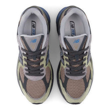 Cargar imagen en el visor de la galería, Zapatillas NEW BALANCE 2010 verdes, vista trasera con logo N