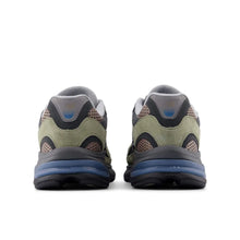 Cargar imagen en el visor de la galería, Zapatillas NEW BALANCE 2010 verdes, vista frontal mostrando cordones