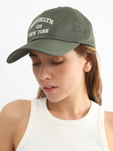 Cargar imagen en el visor de la galería, Gorra para Mujer DVK CAP BROOKLYN HAT VRD
