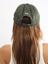 Cargar imagen en el visor de la galería, Gorra para Mujer DVK CAP BROOKLYN HAT VRD

