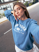 Cargar imagen en el visor de la galería, Polera para Mujer DVK SIN ZIP NEW YORK FLEECE ACE
