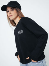 Cargar imagen en el visor de la galería, Polera para Mujer DVK CREW NECK BLACK FLOWER FLEECE NGR
