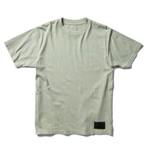 Cargar imagen en el visor de la galería, Polo para Hombre DC SHOES PREMIUM SW GROGU THECHILD TEE GEHW
