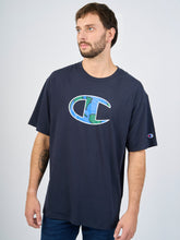 Cargar imagen en el visor de la galería, Polo para Hombre CHAMPION C-GT23H586DFA CLASSIC GRAPHIC TEE 031
