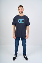 Cargar imagen en el visor de la galería, Polo para Hombre CHAMPION C-GT23H586DFA CLASSIC GRAPHIC TEE 031
