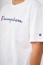Cargar imagen en el visor de la galería, Polo para Hombre CHAMPION C-GT23HY06794 GRAPHIC JERSEY TEE SCRIPT LOGO 045
