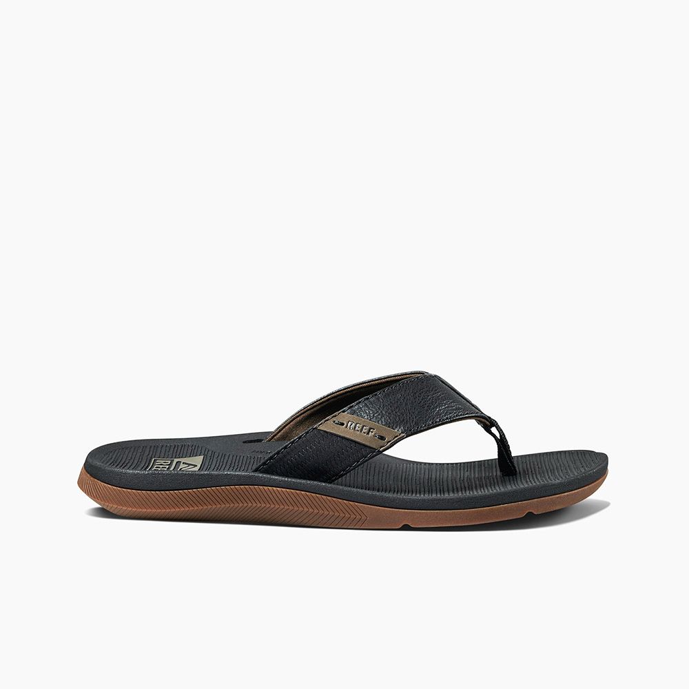 Sandalias REEF Santa Ana negras, vista puestas