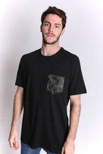 Cargar imagen en el visor de la galería, Polo Dunkelvolk POCKET RADAR POCKET TEE BLK
