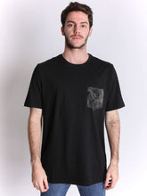 Cargar imagen en el visor de la galería, Polo Dunkelvolk POCKET RADAR POCKET TEE BLK
