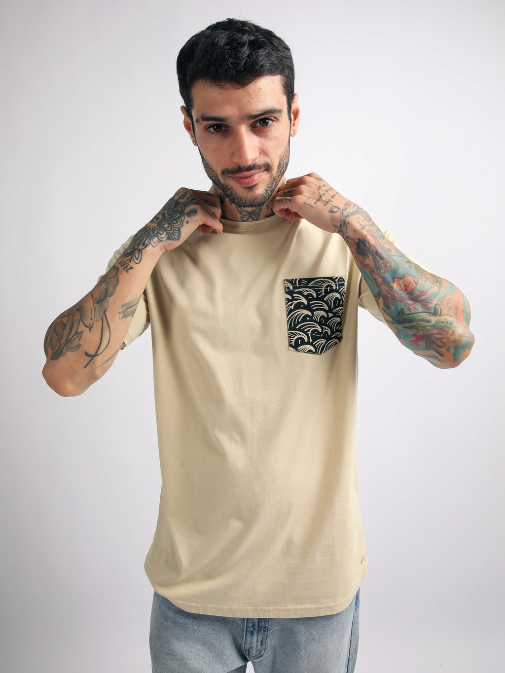 Polo para Hombre Dunkelvolk BASIC SIMPLE PRINTED POCKET TEE BEI