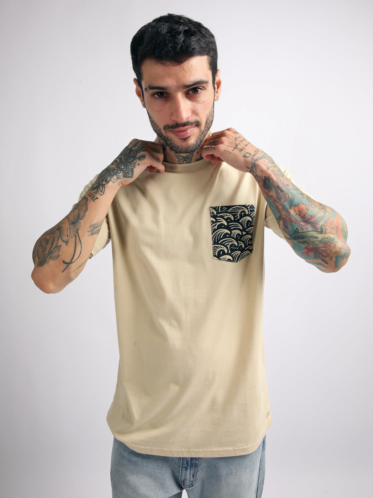 Polo para Hombre Dunkelvolk BASIC SIMPLE PRINTED POCKET TEE BEI