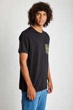 Cargar imagen en el visor de la galería, Polo para Hombre DUNKELVOLK BASIC SIMPLE PRINTED POCKET TEE NGR
