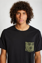 Cargar imagen en el visor de la galería, Polo para Hombre DUNKELVOLK BASIC SIMPLE PRINTED POCKET TEE NGR
