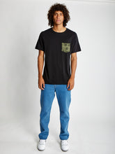 Cargar imagen en el visor de la galería, Polo para Hombre DUNKELVOLK BASIC SIMPLE PRINTED POCKET TEE NGR

