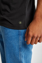 Cargar imagen en el visor de la galería, Polo para Hombre DUNKELVOLK BASIC SIMPLE PRINTED POCKET TEE NGR
