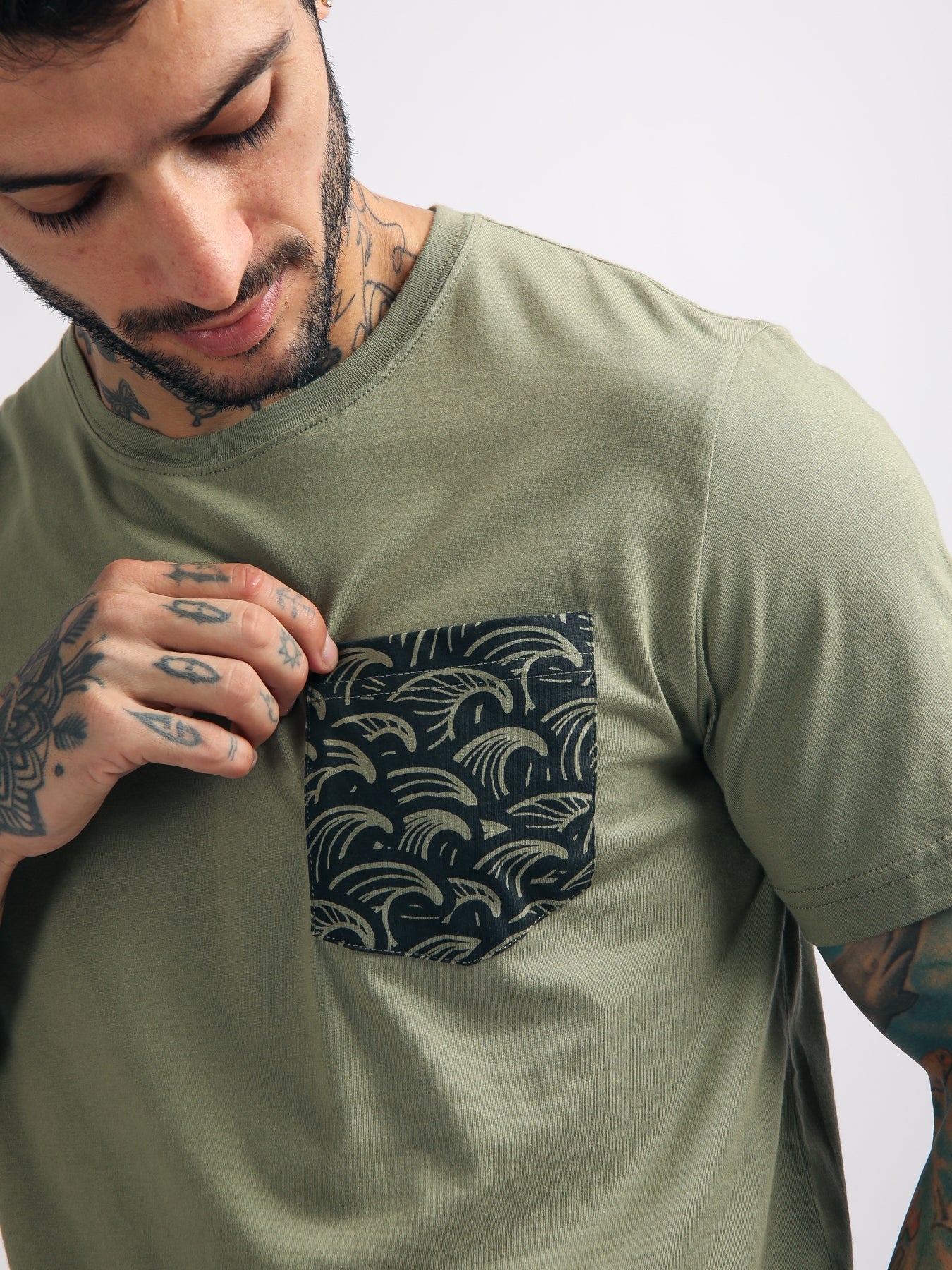 Polo para Hombre Dunkelvolk BASIC SIMPLE PRINTED POCKET TEE VRD
