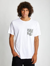 Cargar imagen en el visor de la galería, Polo para Hombre Dunkelvolk POCKET SIMPLE PRINTED POCKET TEE WHI
