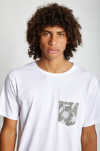Cargar imagen en el visor de la galería, Polo para Hombre Dunkelvolk POCKET SIMPLE PRINTED POCKET TEE WHI
