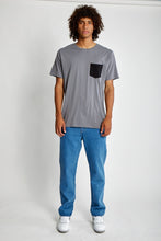 Cargar imagen en el visor de la galería, Polo para Hombre Dunkelvolk POCKET SIMPLE CONTRAST POCKET TEE QSHDG
