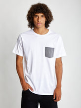 Cargar imagen en el visor de la galería, Polo para Hombre Dunkelvolk POCKET SIMPLE CONTRAST POCKET TEE WHT
