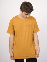 Cargar imagen en el visor de la galería, Polo Dunkelvolk SURF SCRIPT LOGO GLD
