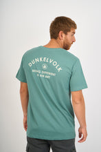 Cargar imagen en el visor de la galería, Polo para Hombre DUNKELVOLK SURF SCRIPT LOGO SPN
