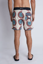 Cargar imagen en el visor de la galería, Ropa de Baño para Hombre DUNKELVOLK BOARDSHORT SHIELD 16&quot; BLKM
