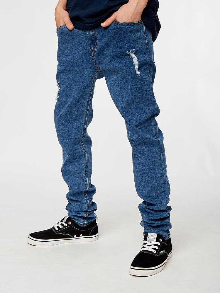 Hombre Etiquetado Ropa Jeans CoolBrandsPeru hombre-etiquetado-ropa-jeans-coolbrandsperu