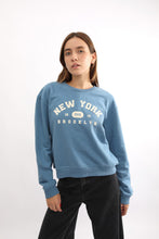 Cargar imagen en el visor de la galería, Polera para Mujer DVK SIN ZIP NEW YORK FLEECE ACE
