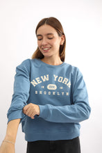 Cargar imagen en el visor de la galería, Polera para Mujer DVK SIN ZIP NEW YORK FLEECE ACE
