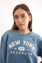 Cargar imagen en el visor de la galería, Polera para Mujer DVK SIN ZIP NEW YORK FLEECE ACE
