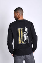 Cargar imagen en el visor de la galería, Polera para Hombre Dunkelvolk CREW NECK WATCH THE ROAD CREW FP BLK
