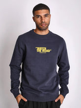 Cargar imagen en el visor de la galería, Polera para Hombre Dunkelvolk CREW NECK WATCH THE ROAD CREW FP NVY
