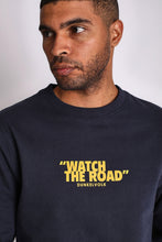 Cargar imagen en el visor de la galería, Polera para Hombre Dunkelvolk CREW NECK WATCH THE ROAD CREW FP NVY
