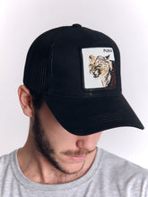 Cargar imagen en el visor de la galería, Gorra para Hombre Dunkelvolk TRUCKER STAY WILD BLK
