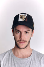 Cargar imagen en el visor de la galería, Gorra para Hombre Dunkelvolk TRUCKER STAY WILD BLK
