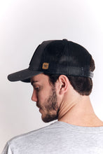 Cargar imagen en el visor de la galería, Gorra para Hombre Dunkelvolk TRUCKER STAY WILD SGRH3
