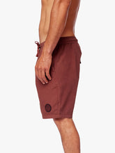 Cargar imagen en el visor de la galería, Short para Hombre Dunkelvolk FLEECE COMFORT SHORT 16&quot; CHER
