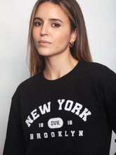 Cargar imagen en el visor de la galería, Polera para Mujer DVK SIN ZIP NEW YORK FLEECE NGR
