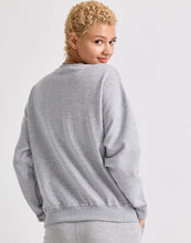 Cargar imagen en el visor de la galería, Polera para Mujer CHAMPION GF535Y08113 POWERBLEND RELAXED CREW 023
